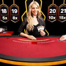 Layar permainan Texas Hold'em Bonus di skinsmonkey dengan dealer langsung dan kartu komunal